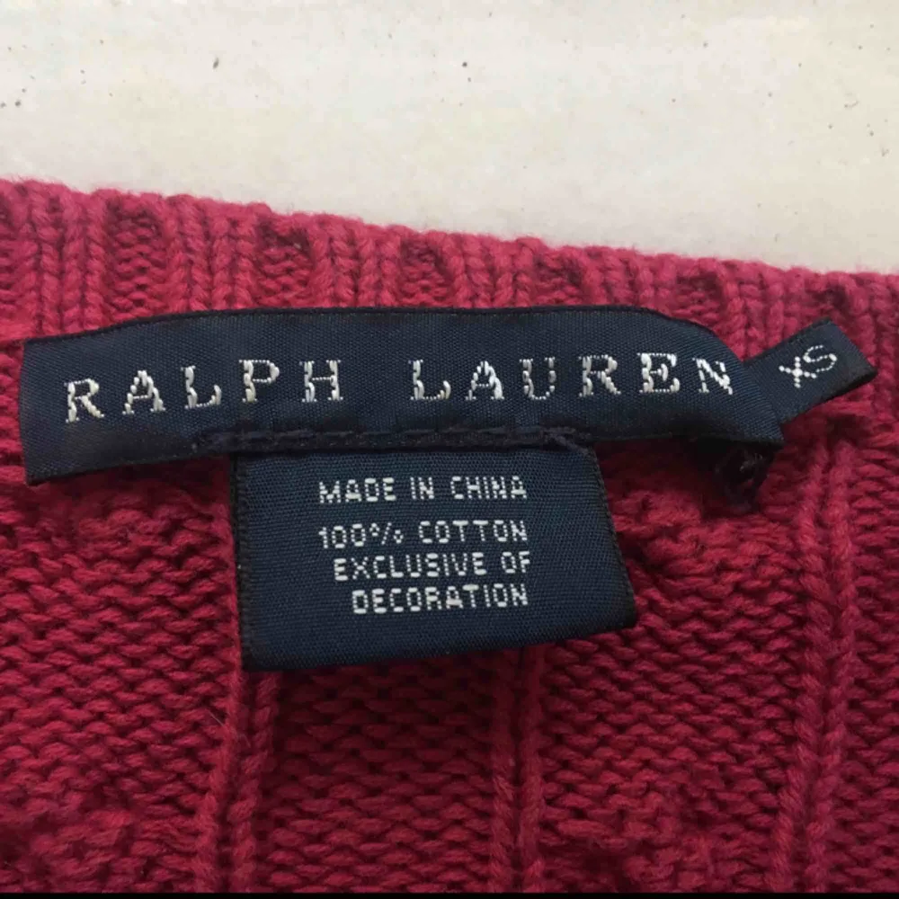 Säljer min Mörkrosa/Cerisrosa superläckra stickade Ralph Lauren tröja! Storlek XS. 150kr. Finns i Malmö men kan också frakta🌸. Stickat.