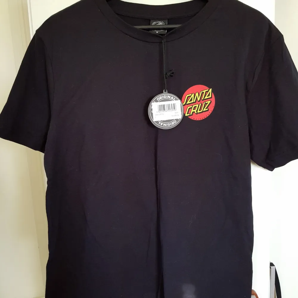 Helt ny santa Cruz t-shirt. Lite oversize. Köparen betalar frakt . T-shirts.