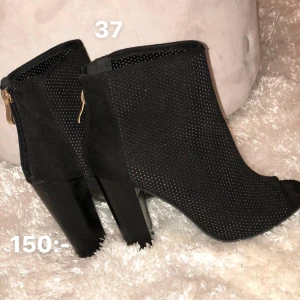  - Svarta klackar ifrån justfab, använda 1 gång. 