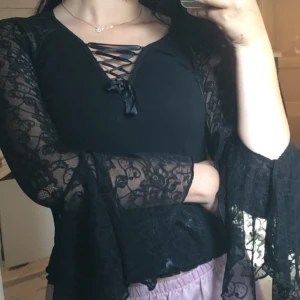  - Jättefin tröja med vida ärmar. Köpt på Humana men inte kommit till användning. Står ingen storlek men passar S/M. Köparen står för frakt!