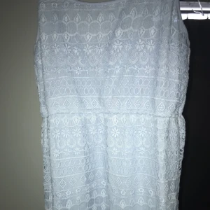  - Ljusblå fin blommig klänning 