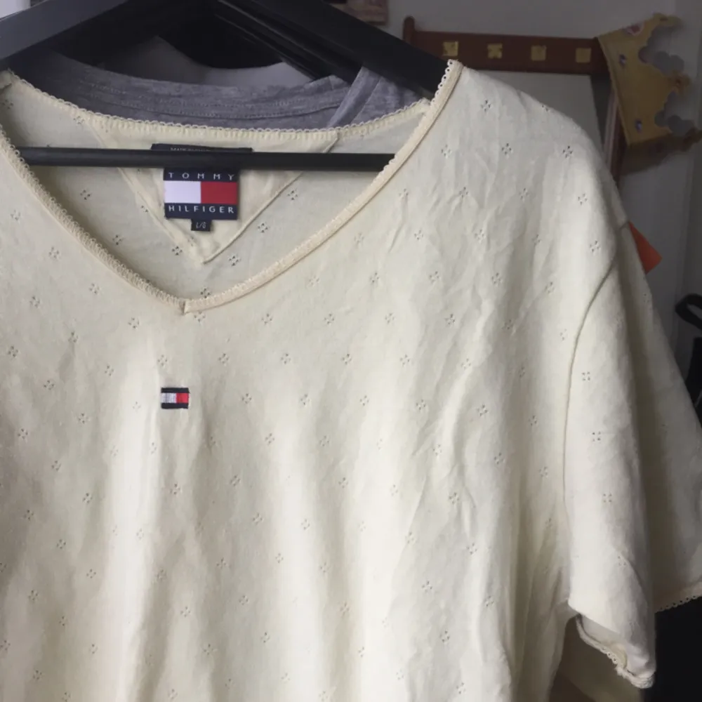 Supersnygg vintage Tommy Hilfiger t-shirt i ljusgul med inbroderad logga!   Säljer stora delar av min garderob pga flytt! Spana gärna in mina andra saker som ligger uppe.  Betalning sker via Swish, möter gärna upp i Göteborg annars bjuder jag på frakten! . T-shirts.