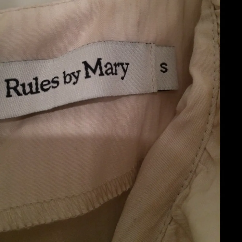 Fin blus med dekorativ krage från Rules By Mary (MQ). Ser skrynklig ut men är endast vikt!. Övrigt.