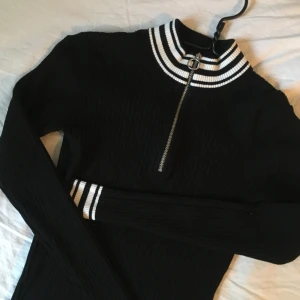  - tight tröja med dragkedja. varm o skön,passar XS-M skulle jag säga. inte använd så mycket alls. 60kr+frakt