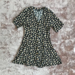  - Kort blommig klänning 