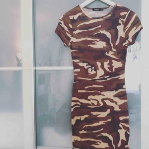  - Tajt klänning  Storlek 36 100kr 