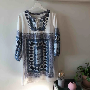  - Supersöt klänning med blå/vit mönster som passar både bra som klänning eller som en tunika till ett bar snygga byxor. Kan mötas upp i Stockholm alternativt skickas med post (köparen står för frakt) ✨