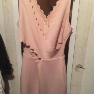  - Klänning från Nelly. Helt oanvänd med lapparna kvar. Öppen på sidorna på framsidan av klänningen vid brösten.   150+frakt 