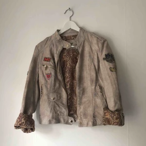  - Ljus skinnjacka som även passar S. 