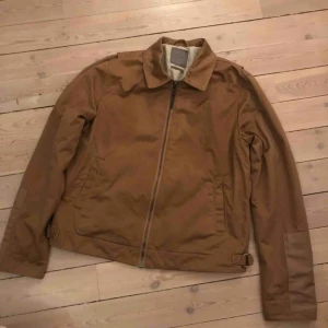  - Jacka med kort midja. Beige/brun - Camel Stl. L men passar size M/48 Bomull  Gott skick - aldrig använd 
