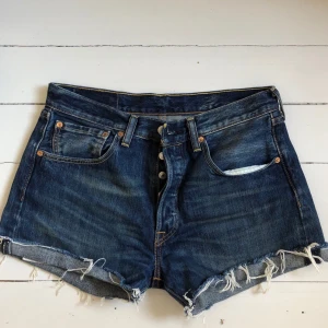  - Ett par jättefina Levis shorts, men säljer dom då för att dom är för små💙💙