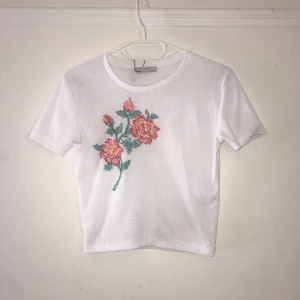  - Sparsamt använd top från Zara med broderat mönster på 🖤