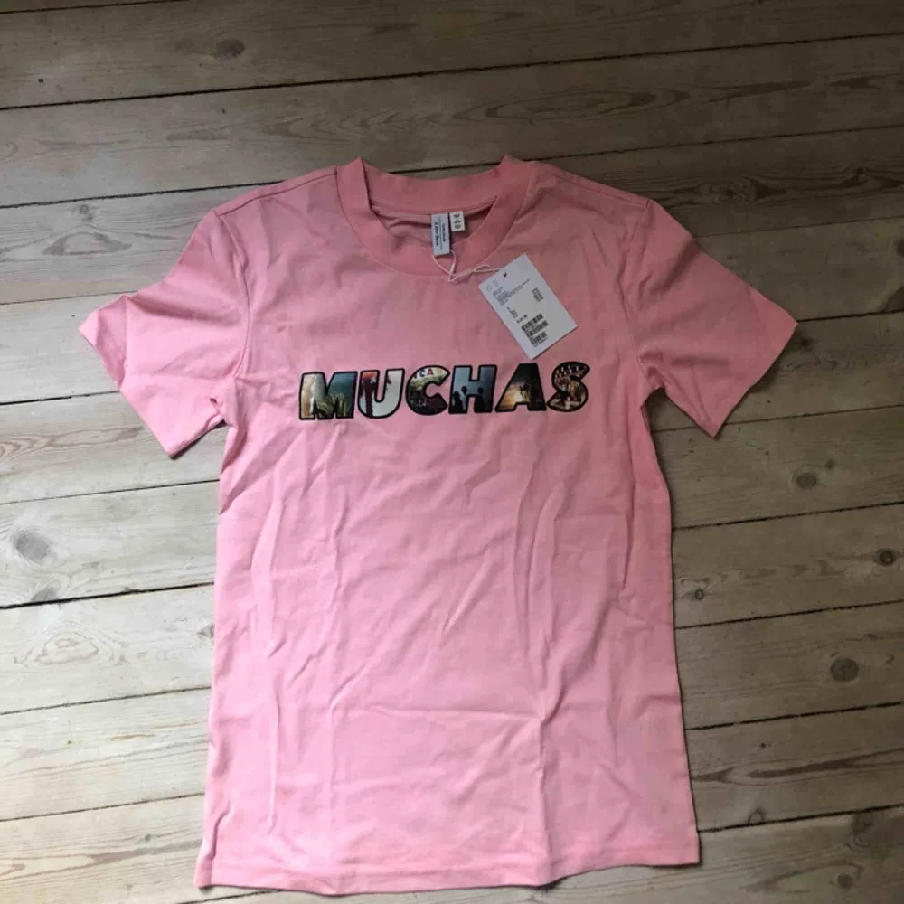 Rosa t-shirt med tryck från & other stories. Aldrig använd och med pristaggen kvar. Kan skickas mot fraktkostnad eller mötas i Stockholm. T-shirts.