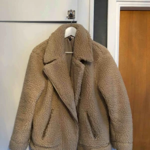  - Beige lurvig jacka från H&M. Använd ett fåtal ggr. Möts upp i Sthlm eller skickar mot fraktkostnad. 