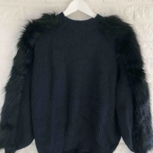  - Marinblå tjockt stickad tröja från H&M med faux päls på ärmarna. Storlek XS men passar även S. Använd enstaka gång.  Frakt tillkommer 