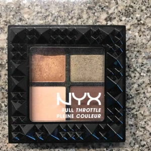  - En ögonpalett som innehåller fyra ögonskuggor fulla av pigment och ger dig möjlighet att skapa oändliga ögonlooker, varje gång.  