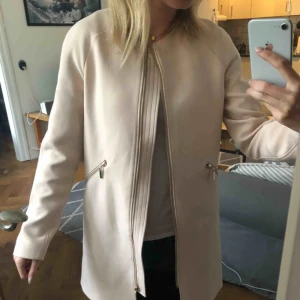  - Rosa-beige jacka från Vero Moda. Storlek S 