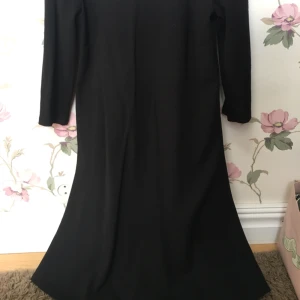  - Svart kort klänning med en fin liten krage. Stängs med två knapar i nacken, figursydda sömmar runt revbenen. Använd endast ett fåtal gånger.