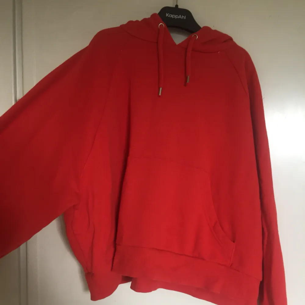 Röd hoodie i mycket bra skick pga sparsamt använd. Passar S, men även XS och M. :)  Möts upp i Sthlm alternativt frakt då köpare står för extrakostnaden. . Hoodies.