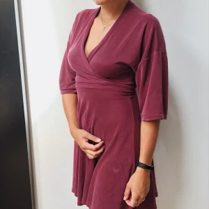  - Skön och snygg klänning från Urban Outfitters, märke Silence + Noise 🌹💋❤️ / SKICK: Som ny, aldrig använd! / Skriv gärna vid övriga frågor!