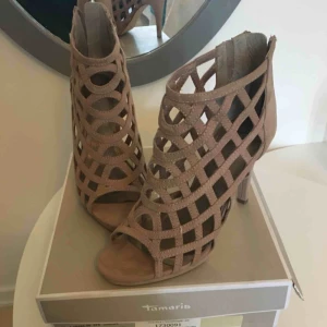  - Använt en gång snygga klackskor från tamaris  Frakt tillkommer 