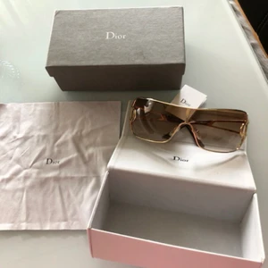  - Helt nya solglasögon från märket Dior Kvitto finns kan också skickas med posten men köparen står för det 60+