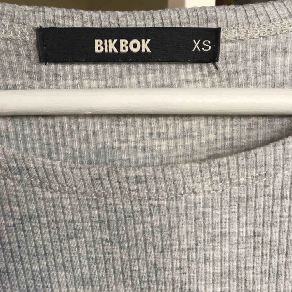 Stretching ljusgrå klänning från Bik Bok. Aldrig använd. Kostar 150kr + frakt. Priset kan diskuteras.. Klänningar.