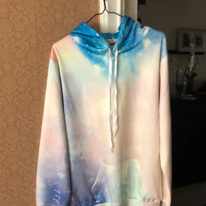  - Galaxy hoddie i storlek L, dock är den mer som en större M och passar de flesta storlekarna. Nyskick då den aldrig är använd Köparen står för frakt, ev. Mötas upp