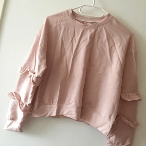  - Oanvänd tröja, passar XS-M.  Köparen betalar frakten om avhämtning inte fungerar :)