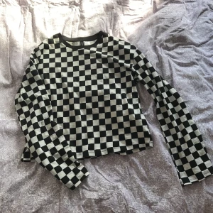  - Croptop från H&M. Använd 1-2 gånger.  Vid frakt är det köparen som står för fraktkostnaden.