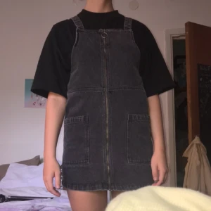  - Hängselkjol från monki, jättesnygg till hösten och passar till vad som helst. Köpte denna förra hösten men har för många lika så säljer denna! Använd ett fåtal gånger. Köparen står för frakt 70 kronor. Om du har några frågor är det bara att skriva.