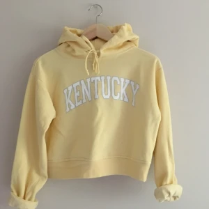  - Ljusgul kort hoodie från Beyond Retro