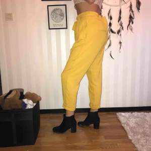  - Gula kostymbyxor med rosett. Är för stor storlek för mig så bara använda en gång.