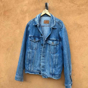  - Supersnyggt sliten vintage jeansjacka från Levis. Storlek 44 på lappen sitter som en medium. Kan hämtas i Uppsala eller skickas mot fraktkostnad 