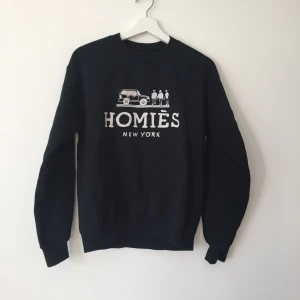  - Svart collegetröja från reason, använd ett fåtal gånger men i fint skick med trycket på andra bilden 