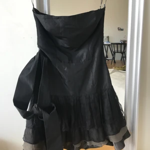  - Tuff och elegant tubklänning från Zara med volang nedtill. Endast använd en gång pga den var för liten! Köpare står för frakt