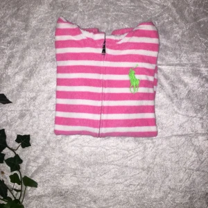  - Oanvänd kofta från Ralph Lauren (äkta!!) i ett frotéliknande material på utsidan med ”resor” vid slutet av armärna och nedertill.  Storlek: XS (16)- motsvarar XS och liten S!  🌸Köparen står för fraktkostnaden🌸