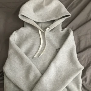  - Tommy Hilfiger tjocktröja, använd 3-4 gånger då den är för liten i min smak, det är storlek M men jag tycker den är mer som S. Så passar S/M beroende på hur man vill att den ska sitta. Köpt i februari 2018. Original pris: 900kr ( kvitto finns )