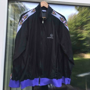  - Tunn träningsjacka med lila muddar. Superskön! 