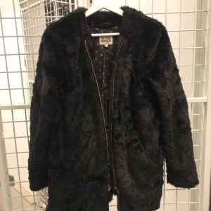  - Fake fur från Twist & Tango. Använd en säsong men bra skick. Frakt på 58 kr tillkommer alt hämtas i Västerås. Nypris 2599:- 