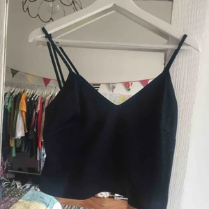  - Asfint kort blått glittrigt linne! Köpt secondhand men aldrig använt av mig. Har sytt upp det lite så det är kort! Fint till högmidjat!