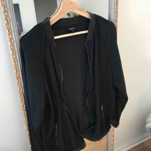 - Väldigt tunn bombertröja/kofta. Gratis mot fraktkostnad!  