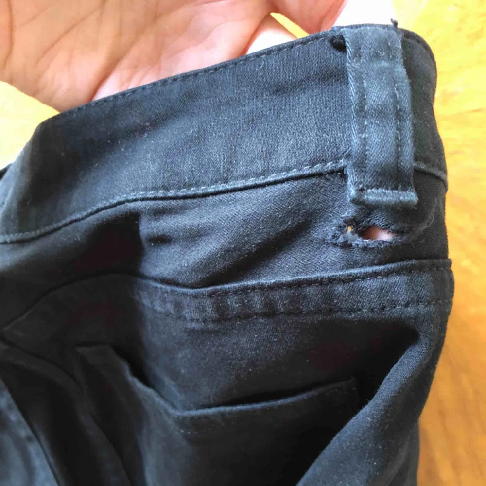 Svarta tajta jeans från Acne i mjukt material, storlek 34 (XS). Har två likadana hål vid hällorna men det syns inte på. Kan mötas i Stockholm eller så betalar köparen frakt! . Jeans & Byxor.
