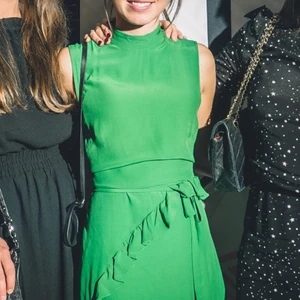  - Klänning från hm använd en gång (fotot) går snett till knäna köpt på hm höst 2017