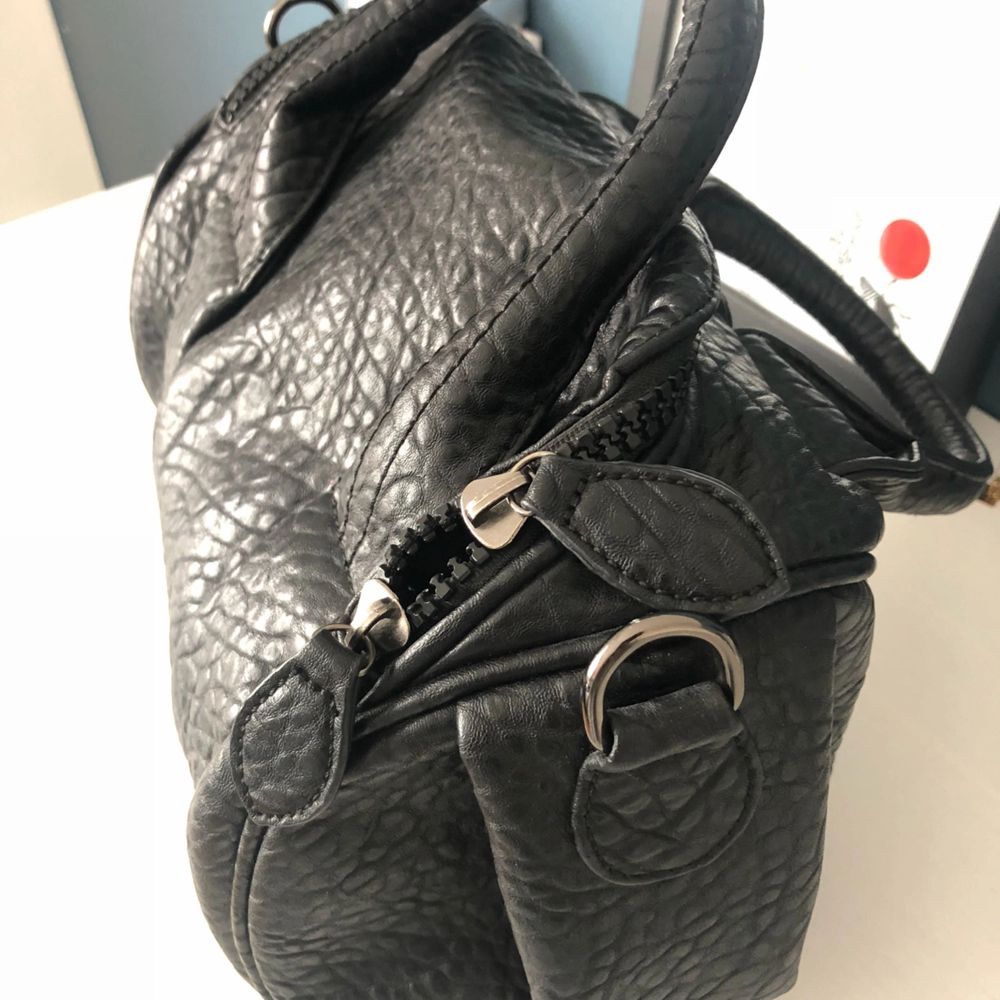 En svart snygg väska med nitar | Plick Second Hand