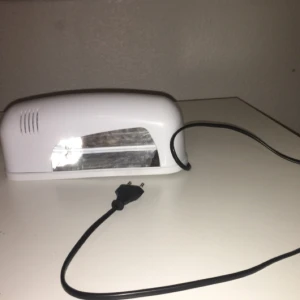  - Hej fina, säljer min underbara uv lampa som funkar perfekt köpte för 300 från en tysk butik 159 kr för uv lampan (om man räknar med frakten)🌺