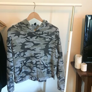  - En luvtröja köpt i London. Säljes pga ingen användning av den. Tunt skönt material     