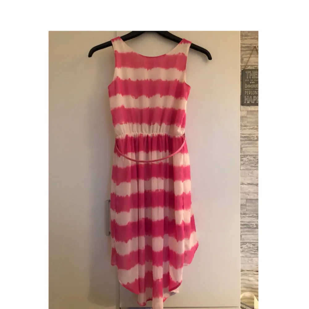 En fin klänning från hm. I storlek 152, som är använd ett par gånger. Med ett fint rosa skärp till.. Klänningar.