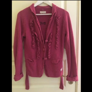  - Odd molly kofta. Jättefin och i mycket bra skick. Storlek medium eller två i Odd Molly storlek.