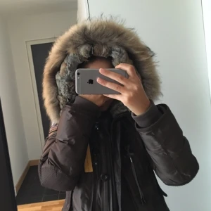  - Parajumpers Kodiak jacka i brun storlek XS!
Köptes för snart 2 år sedan, jätte fin och fräsh ser nästan ut som ny! Kvitto samt extra knappar finns kvar! Proset kan diskuteras vid snabb affär.
